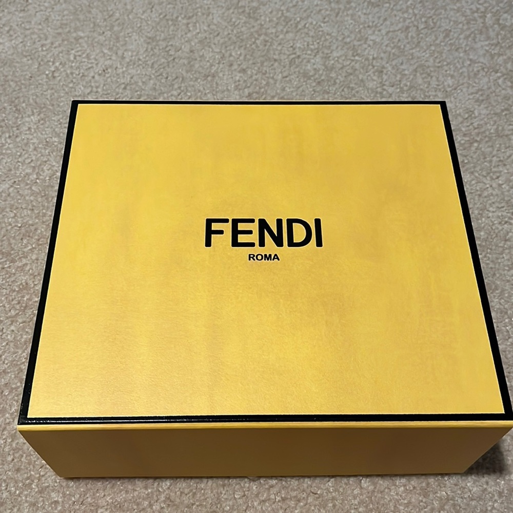Fendi gift box .  Removable Fendi plastic closure tape incl. Magnetic closure.